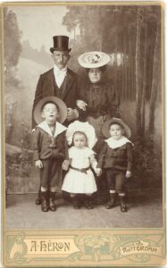 Familie Prins rond 1907- Meijer Prins en Hester Walg met Eduard, Samuel en Jacob