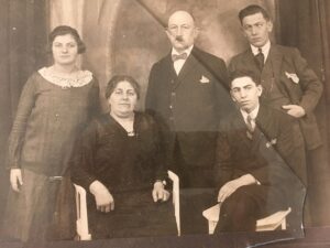 Het gezin van Hester en Meijer rond 1925; v.l.n.r Klaartje, Hester, Meijer, Aäron, en Eduard. Jacob en Samuel staan niet op de foto omdat zij destijds in Amerika vertoefden.