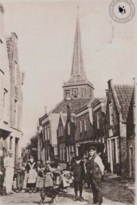 Een foto van de dorpsstraat te Ouderkerk aan den Ijssel in het begin van de 20e eeuw. 