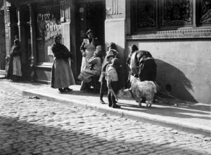 Vrouwen voor een woning in de Leeuwenstraat. De familie Walg woonde enkele huizen hiervandaan. De woningen werden totaal vernietigd tijdens het bombardement van 14 mei 1940. Daarbij kwamen Jacob's vrouw en dochter om.