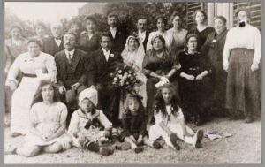 Groepsfoto op het huwelijk van Mozes van Straten en Jeanette van Blijdestijn. Mietje: 2e van rechts Bernard: Bovenste rij, 6e van links Eduard Walg: Bovenste rij, 3e van links.