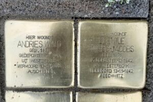 De struikelstenen die voor Andries Walg en zijn gezin zijn gelegd