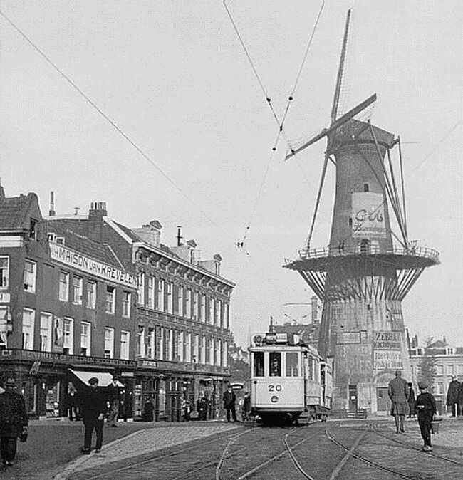 Aanzicht Oostplein voor de oorlog. Met Molen de Noord