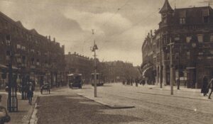 De Middellandstraat rond 1910. Links staat het rijtje woningen waar Walg's Kaashuis was gezeten