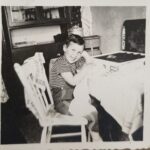 Foto van Andries Jacques Walg, zittend aan een tafel